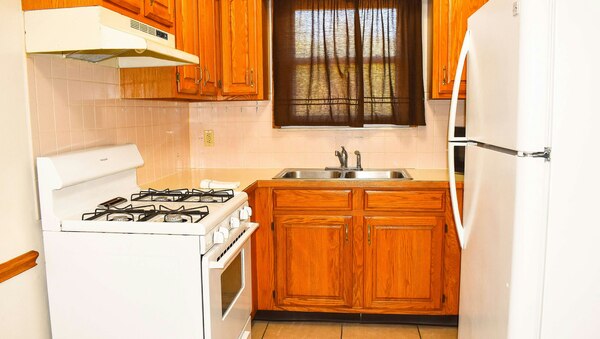 1 King Bed Nonsmoking Kitchen Suite Photo 4