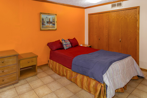 1 Queen Bed Nonsmoking Jacuzzi Photo 2