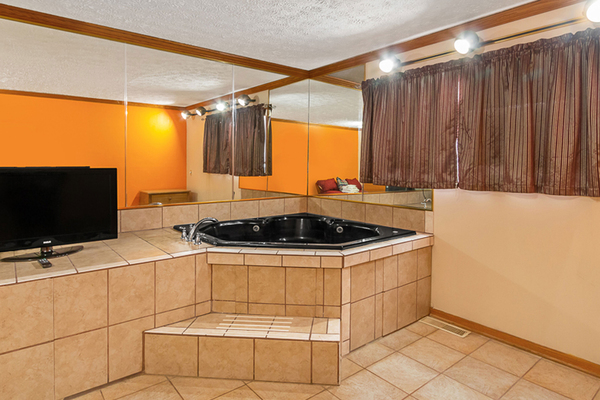 1 Queen Bed Nonsmoking Jacuzzi Photo 3